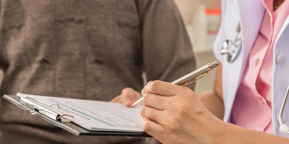 médecin note l'histoire du traitement patient et de consultation