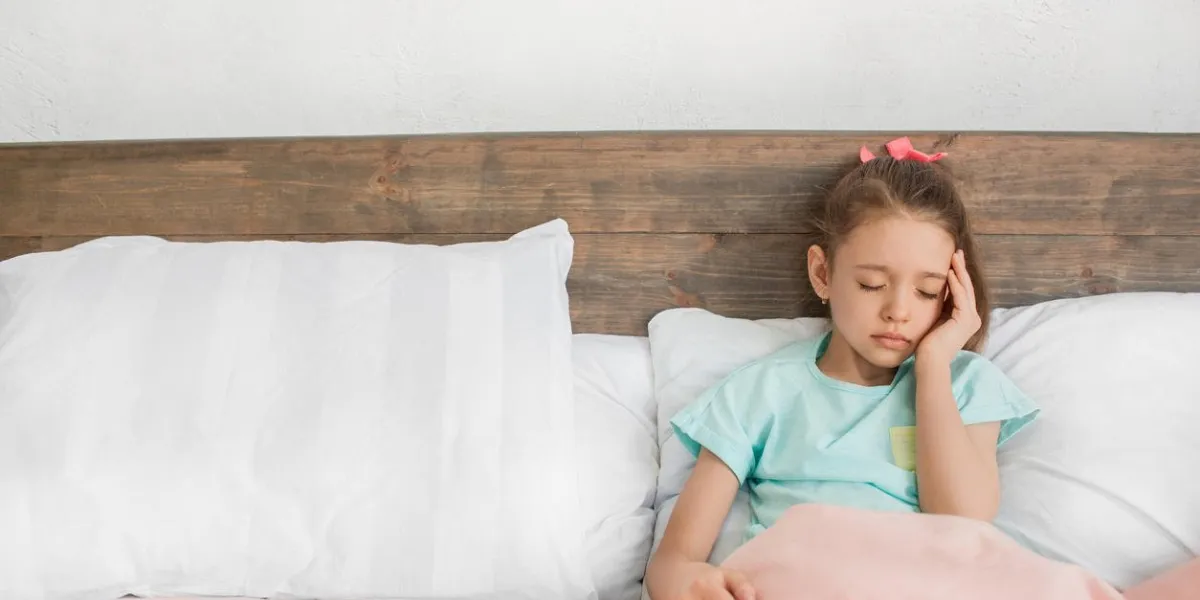 jeune fille adolescente seule à la maison enfance malade sensation de malaise