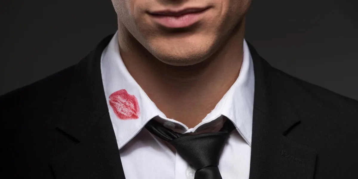 homme avec rouge à lèvres sur son col