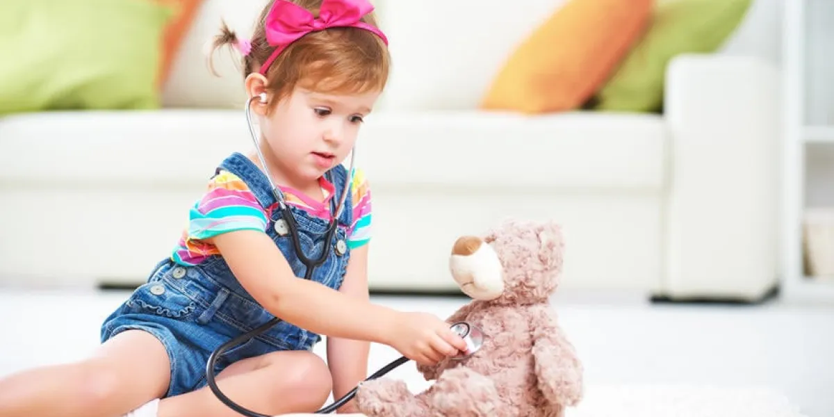 enfant petite fille jouant médecin dans la chambre des enfants