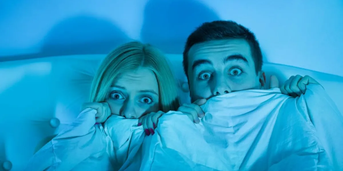 couple effrayé regardant un film d'horreur