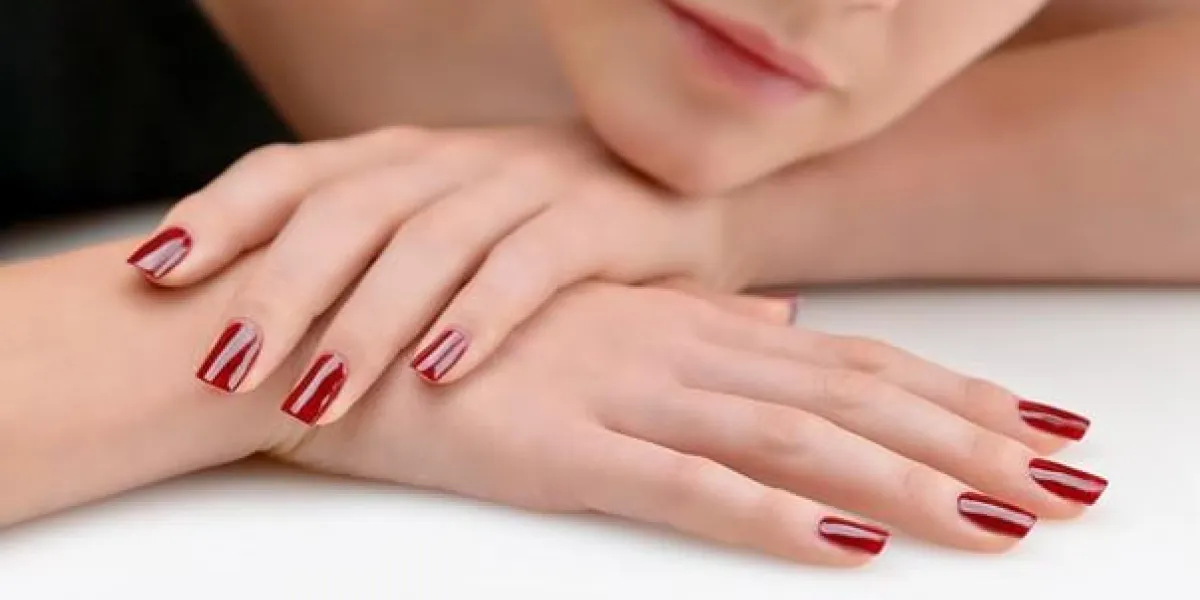jeune beauté aux ongles peints en rouge, très décontractée