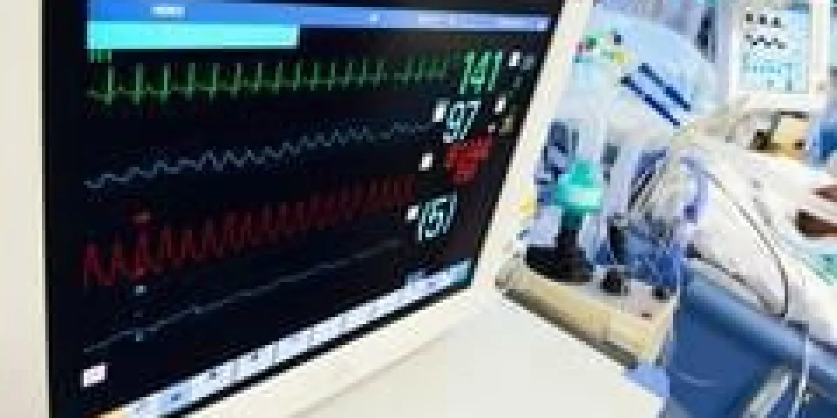 icu néonatale avec ecg moniteur sur le premier plan