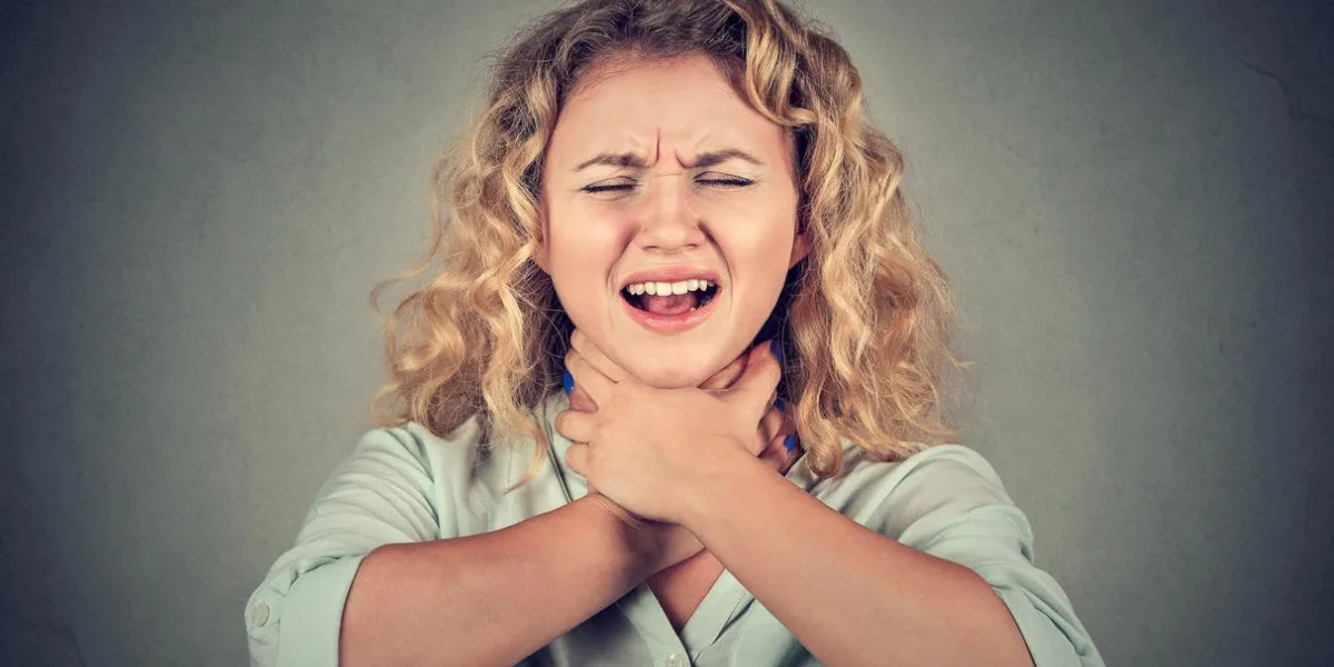 jeune femme ayant une crise d'asthme ou d'étouffement ne peut pas respirer