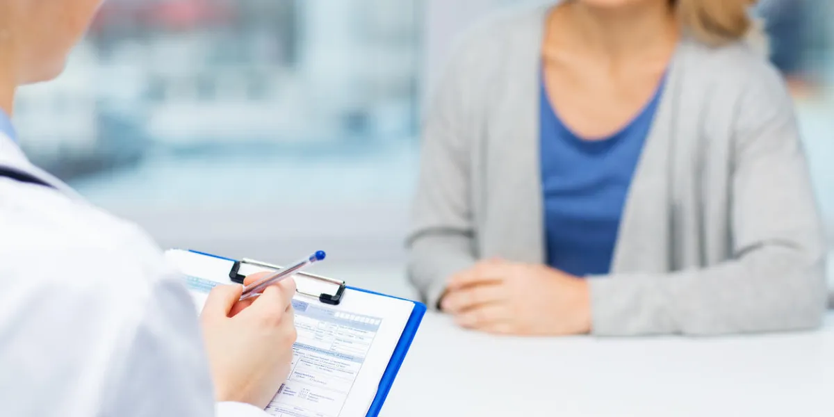 concept de médecine, de soins de santé et de personnes - gros plan de médecin avec presse-papiers et jeune patiente réunion de patients à l'hôpital