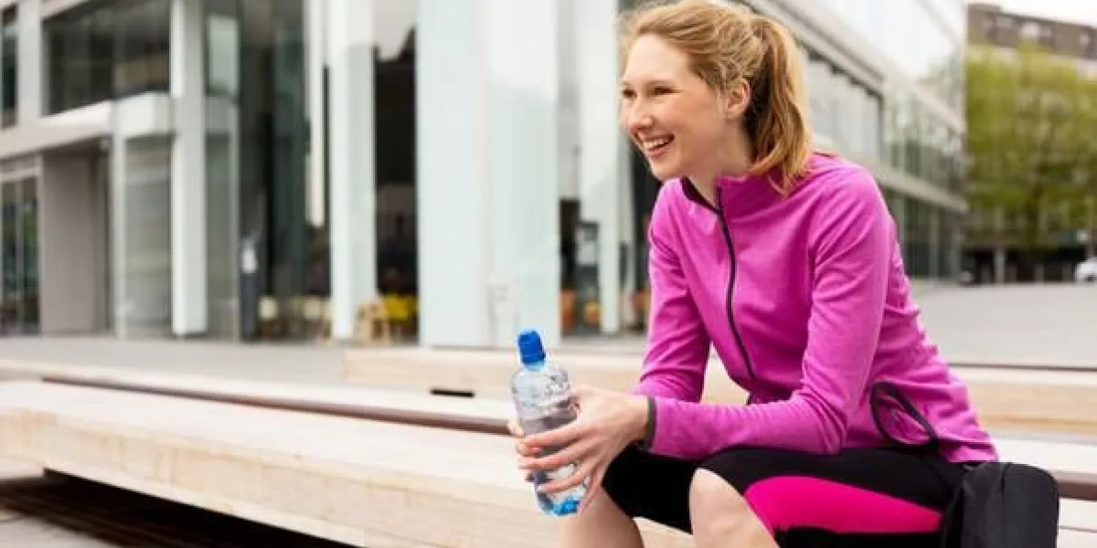 fille de remise en forme ayant une pause