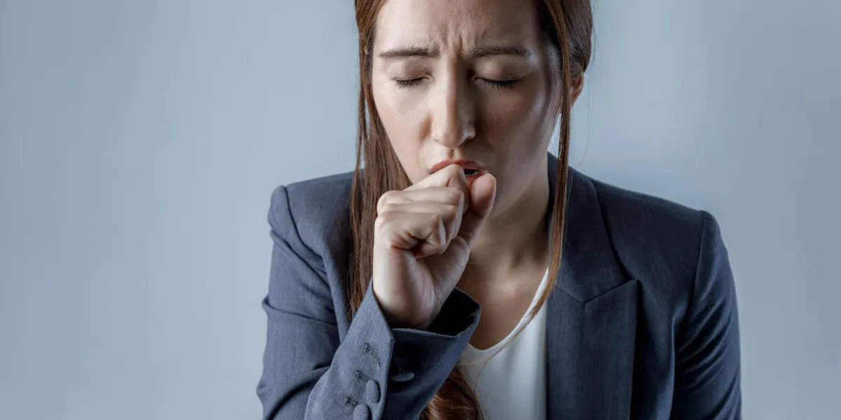 toux femme attraper un concept de soins de santé froid