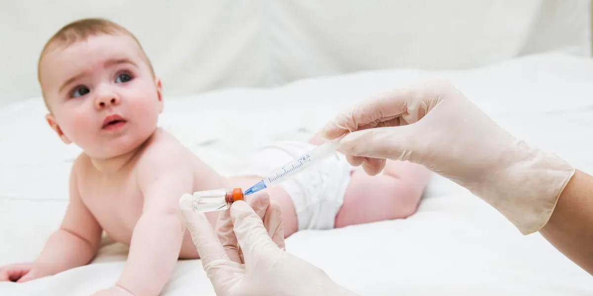 bébé enfant bébé fluage et main avec seringue à insuline médicale prêt pour injection isolé sur fond blanc