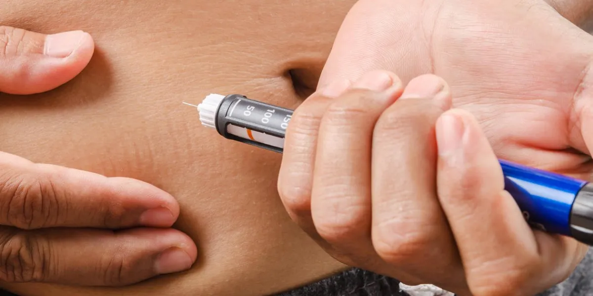 mains d'homme faisant l'injection avec le stylo d'insuline ou la seringue