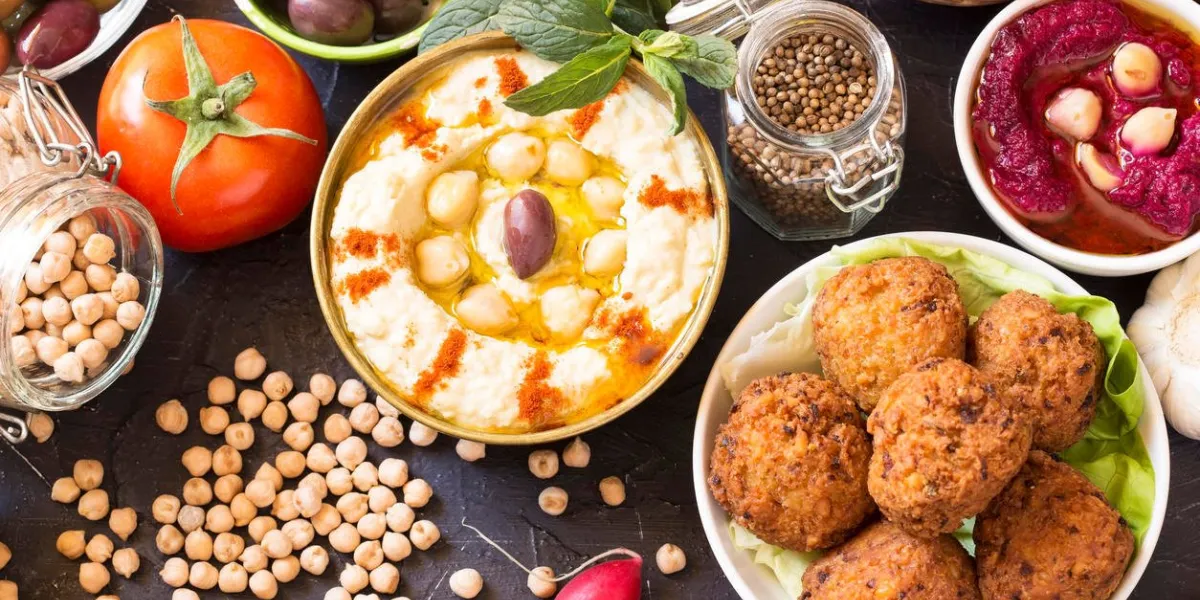 houmous et falafel aux épices et légumes