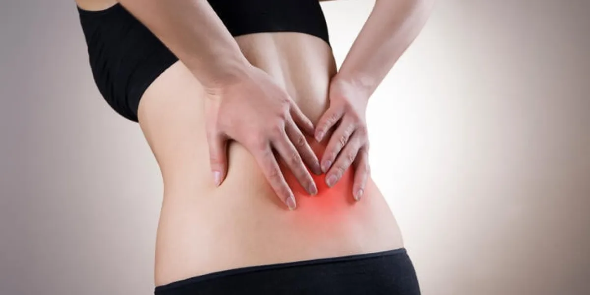 douleur à l'arrière des femmes sur fond gris soin du corps féminin point rouge