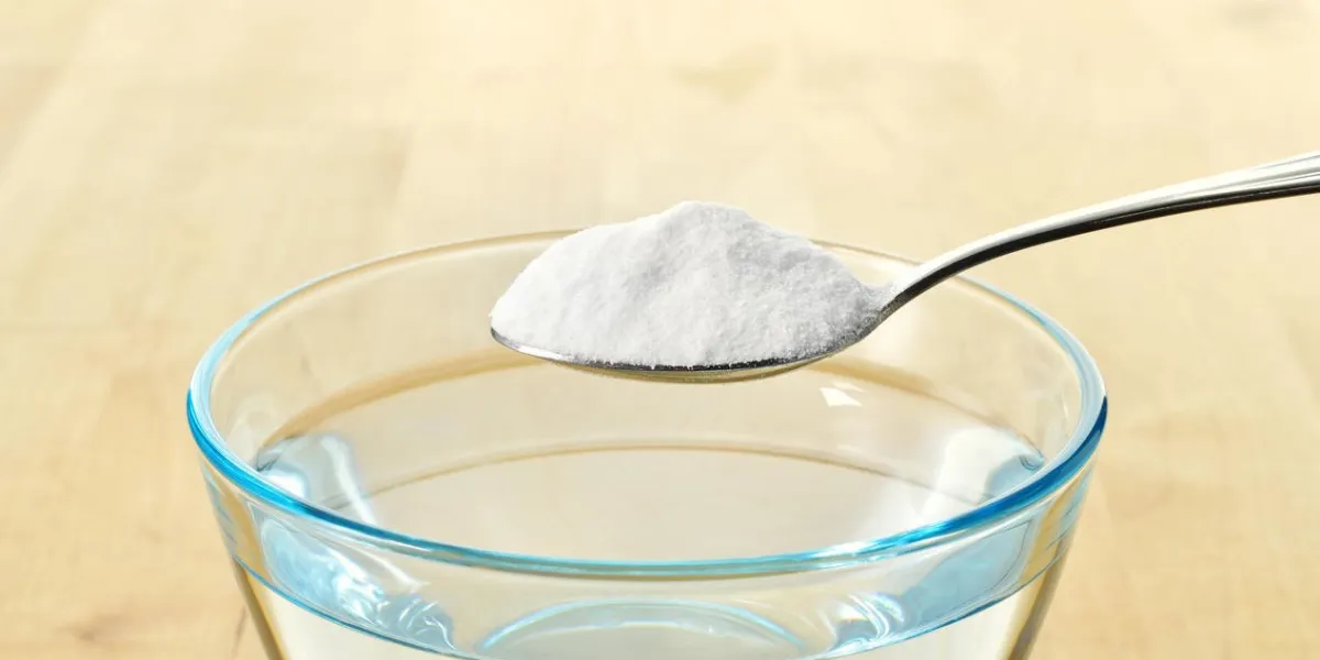 gros plan, de, bicarbonate de soude, sur, cuillère, contre, arrière-plan, de, verre eau, sur, bois, table bicarbonate de soude, espace copie