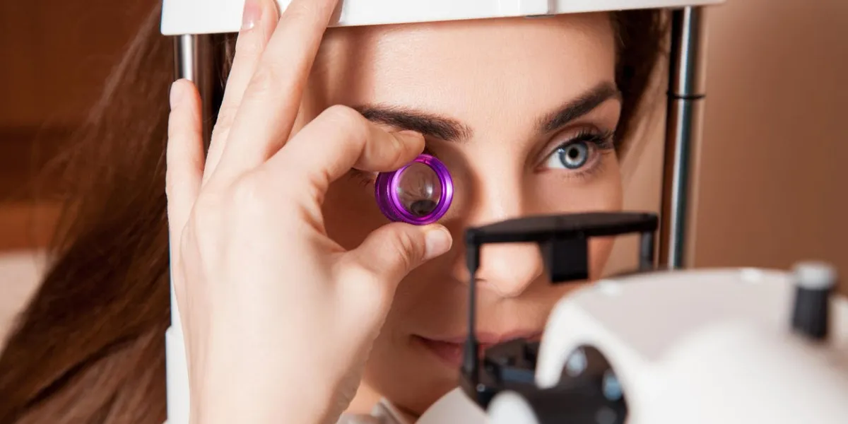belle femme adulte patient lors d'un examen de la vue à l'ophtalmologiste de la clinique de l'œil médical, santé, concept d'ophtalmologie