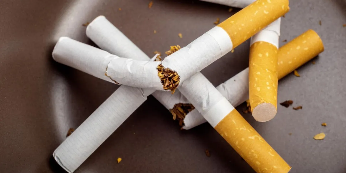 cesser de fumer - cigarettes non fumées brisées dans un cendrier sombre
