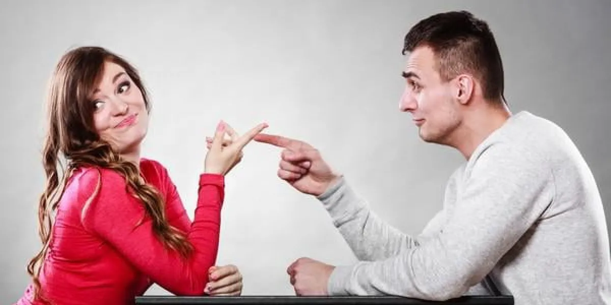 heureux couple parler et rire à date souriant fille et gars avoir conversation amusant homme faire femme rire bonne relation