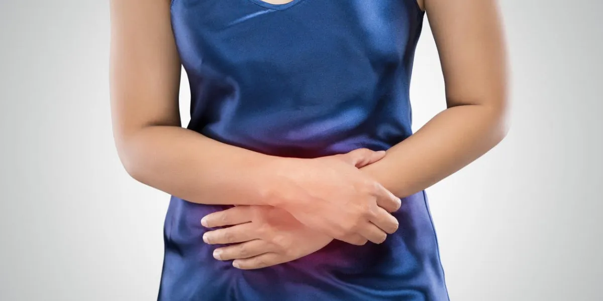 douleur d'estomac, intoxication alimentaire, dyspepsie émotion humaine négative expression réaction problèmes de santé problèmes isoler sur fond blanc, belle fille femme avec concept de problème de corps