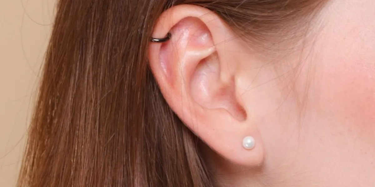 closeup humain femelle percé oreille avec des boucles d'oreilles
