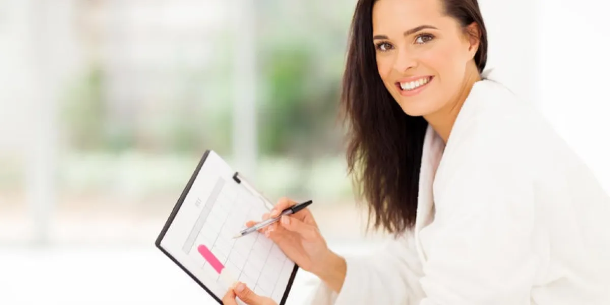 élégante jeune femme planifiant sa grossesse dans la chambre à la maison