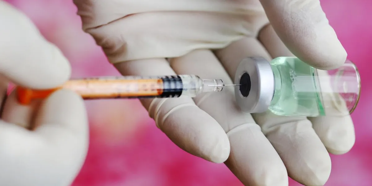 seringue avec flacon dans la main d'un médecin