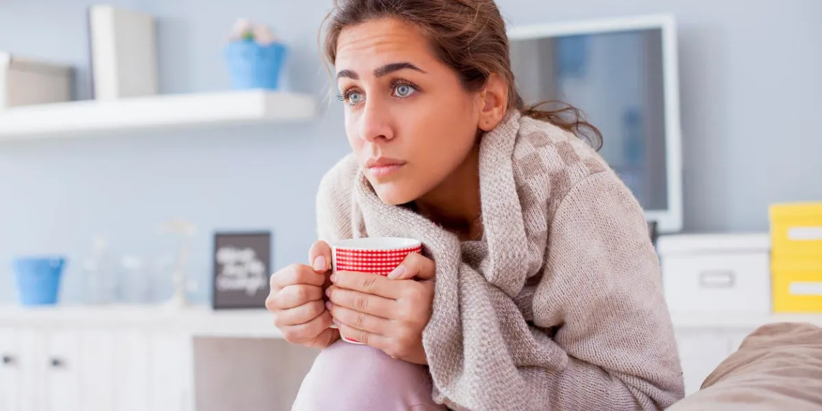 femme malade, femme grippe attrapé froid femme avec mal de tête dur, faible profondeur de champ