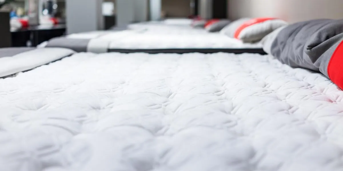 gros plan de nombreux matelas exposés en magasin