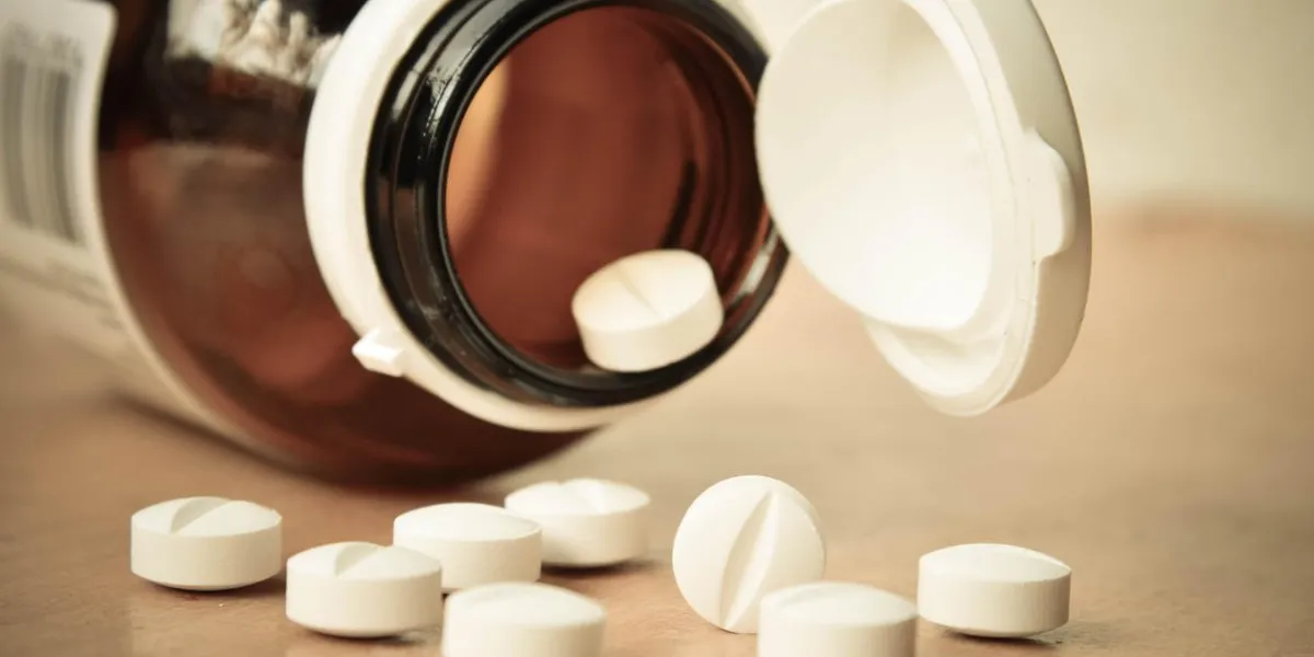 gros plan d'une bouteille de prescription brune en verre avec des pilules