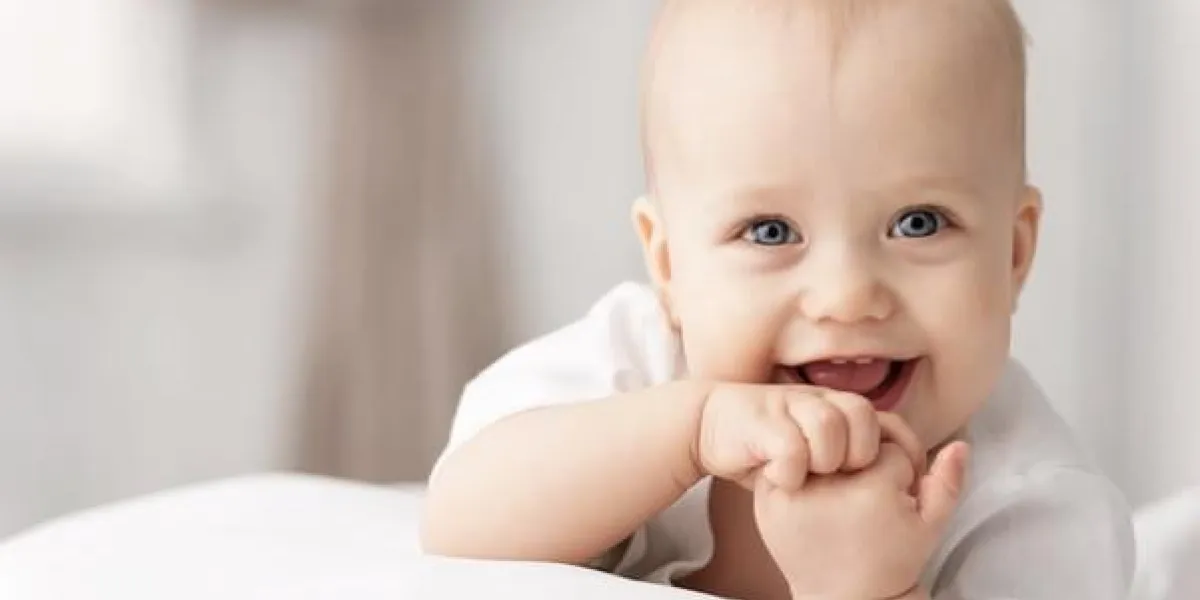 portrait d'un bébé rampant