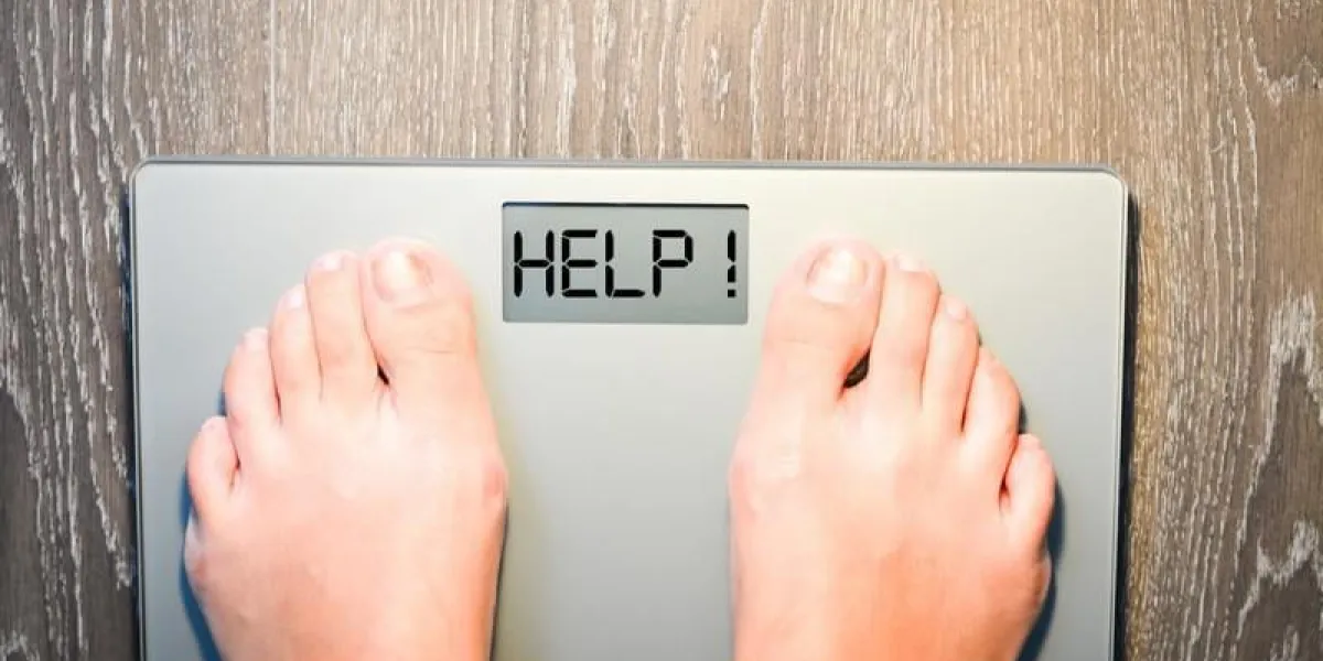 perdre le concept de poids avec une personne sur une échelle de mesure de kilogrammes