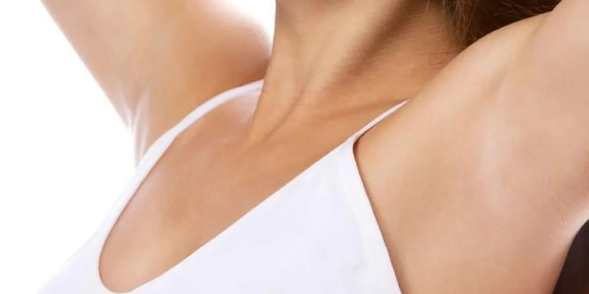 aisselle axillaire espace jeune caucasien femme corps soin isolé sur fond blanc studio tir figure partie du corps