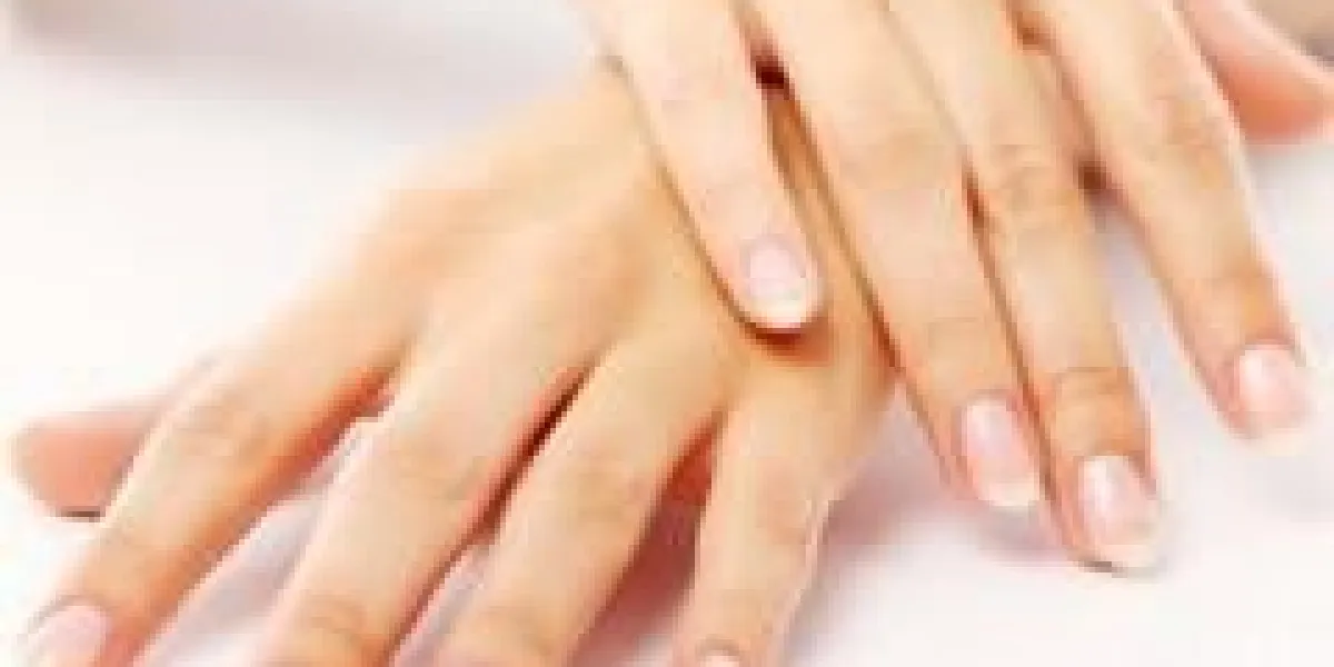 belles mains avec français manucure sur fond blanc