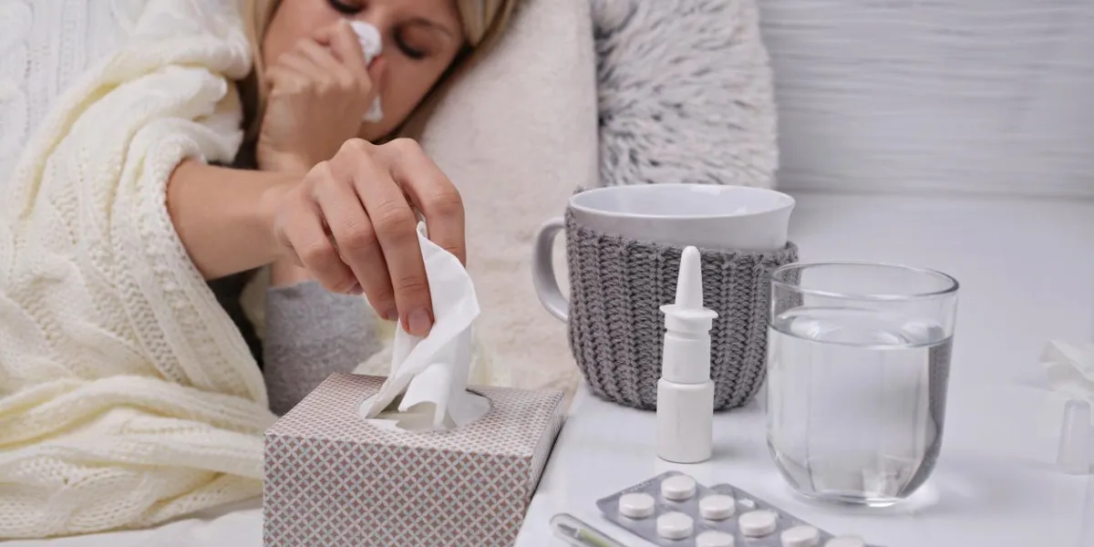 femme attrapée froid, grippe, nez en cours de soins de santé et concept médical