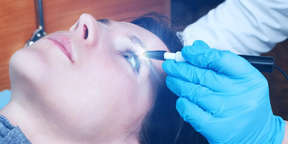 le médecin ophtalmologiste effectue une opération pour diagnostiquer le globe oculaire, la vue d'une jeune fille laser virtuel pour vérifier la vision