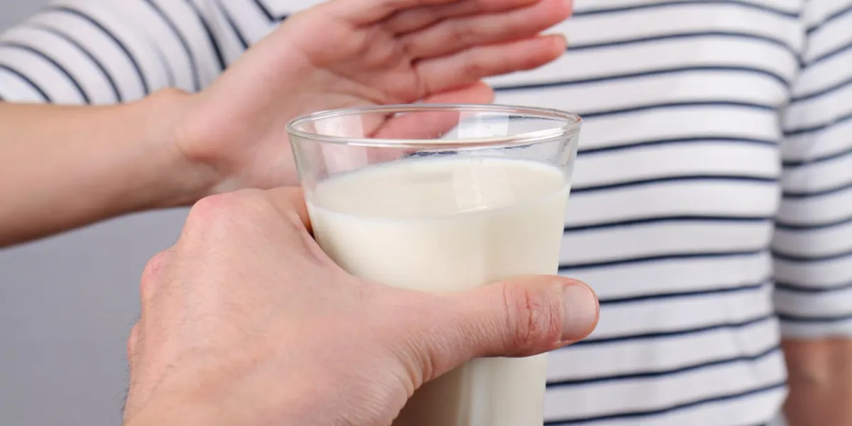 intolérance au lactose intolérance laitière femme refuse de boire du lait