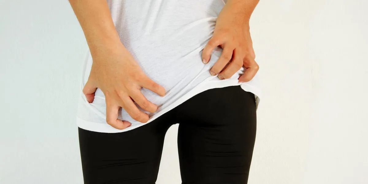 jeune femme a des démangeaisons des fesses, concept de soins de santé