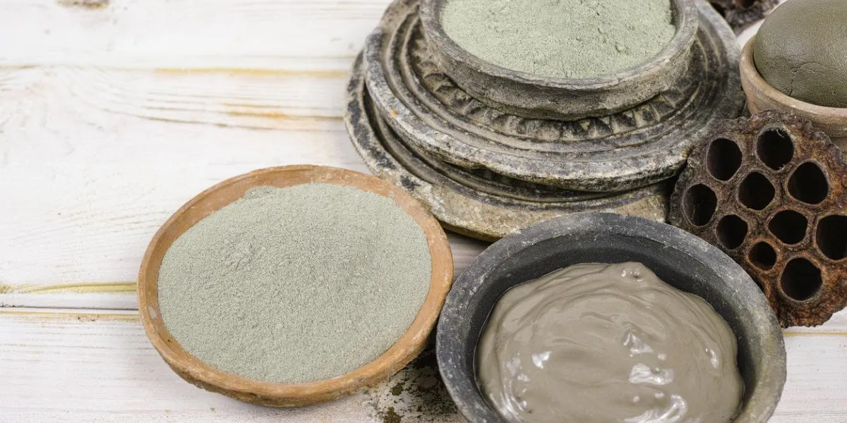 minéraux anciens - masque de boue et de boue d'argile verte et bleue pour spa, concept de beauté