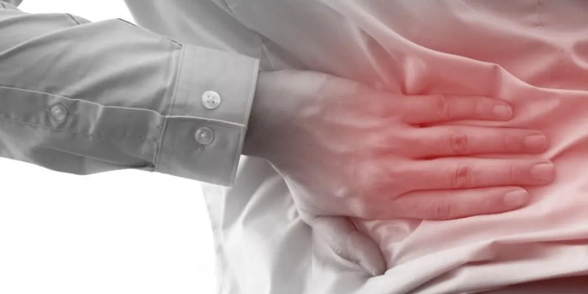 homme dans l'uniforme de bureau ayant mal au dos problème de dos