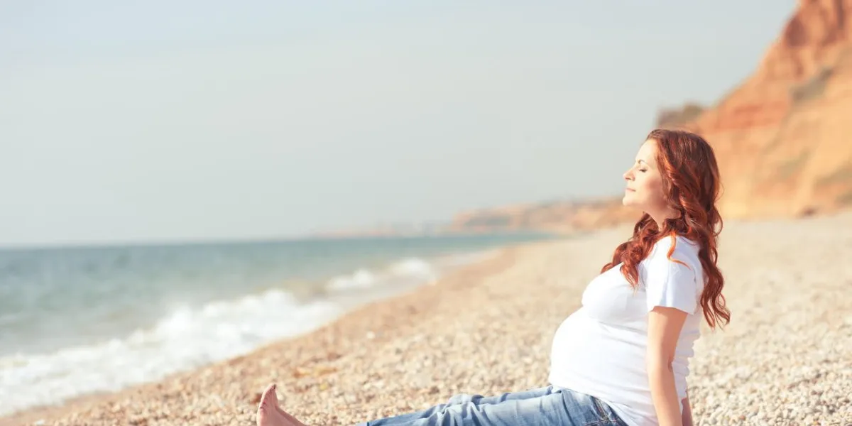 portrait, de, enceinte, girl, à, plage, reposer, respiration, mer, air, sain, mode de vie, maternité, maternité