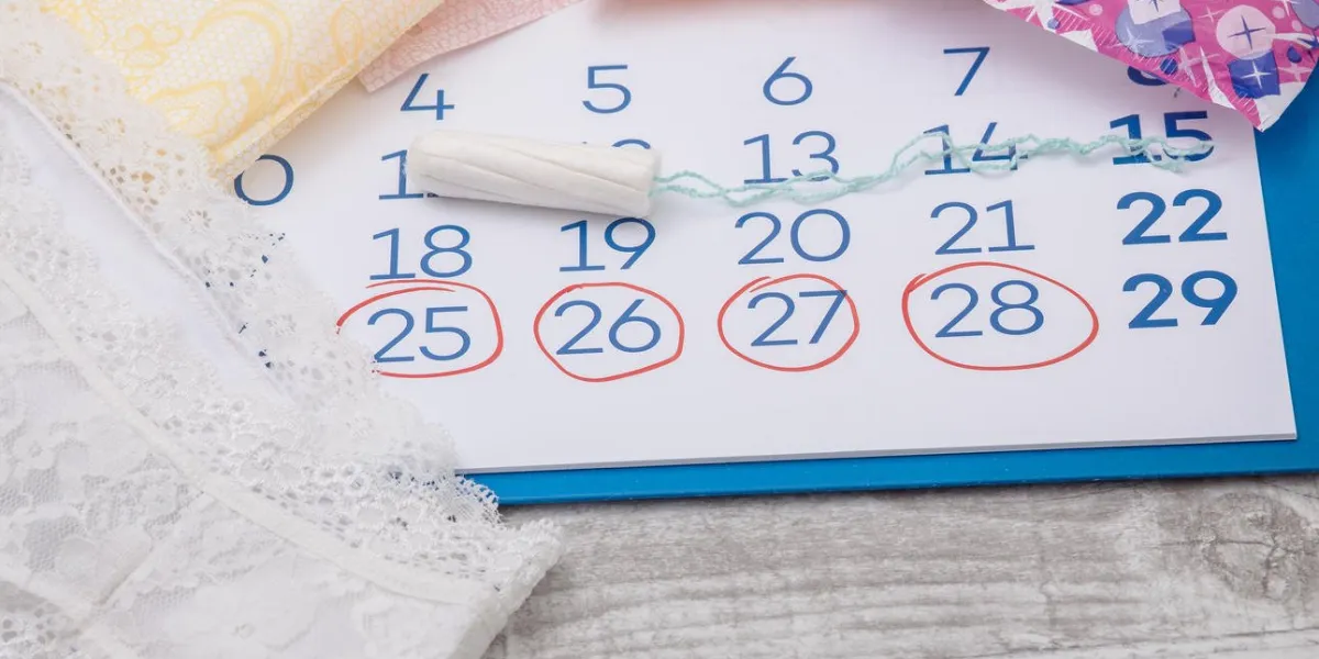 calendrier de la menstruation avec tampons de coton et serviettes hygiéniques femme jours de la menstruation