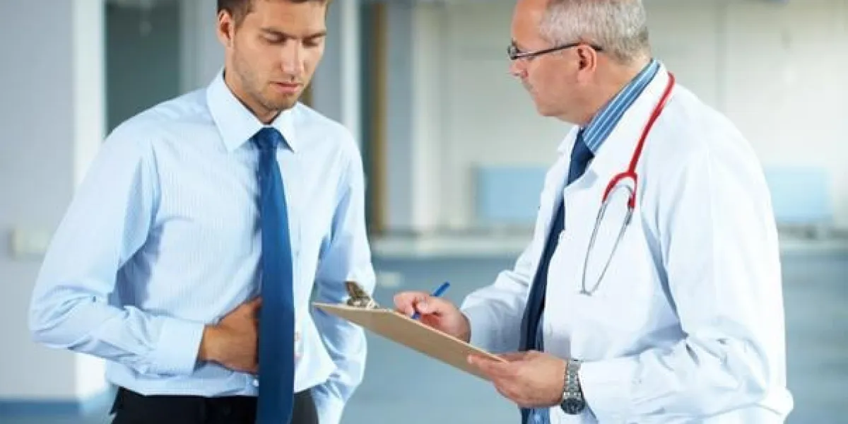 médecin senior et son patient, jeune homme, séance de tir à l'intérieur de l'hôpital