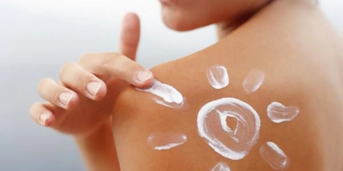 corps bronzé foncé en été