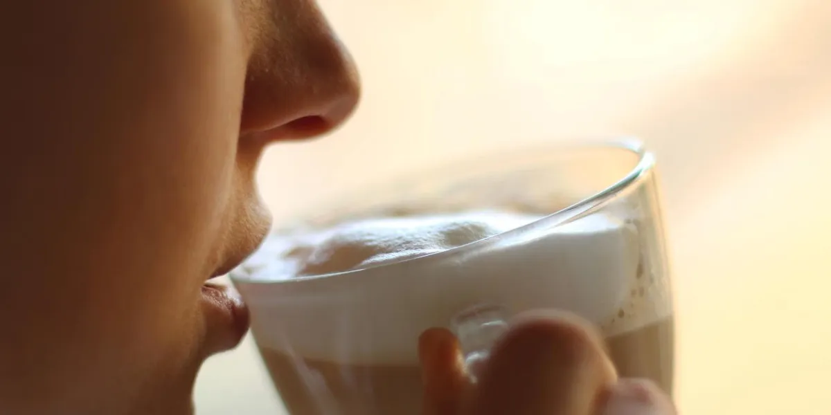belle femme tenant une tasse de café
