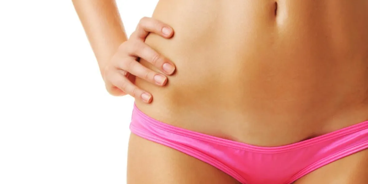 femme brune sexy en gros plan de bikini isolé sur fond blanc