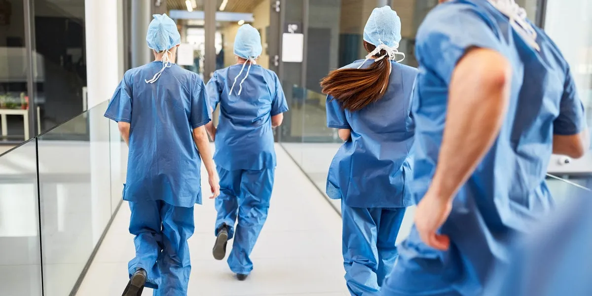 notfall Ärzte team läuft hektisch zum einsatz in der rettungsstelle im krankenhaus