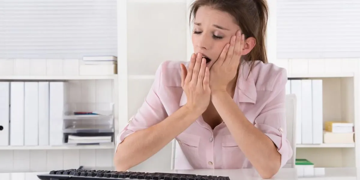 jeune femme s'assied baillant et endormi dans le bro