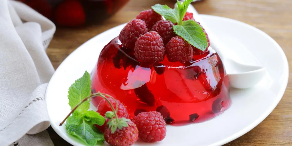 gelée de petits fruits aux baies fraîches - dessert d'été