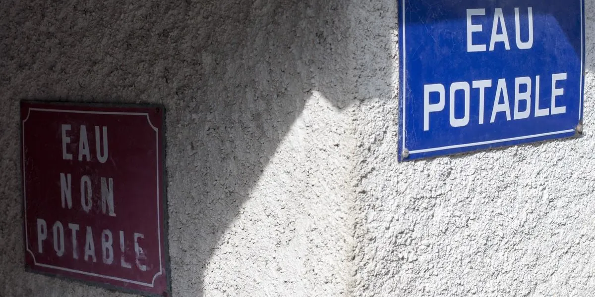 panneaux aux deux robinets publics d'un village