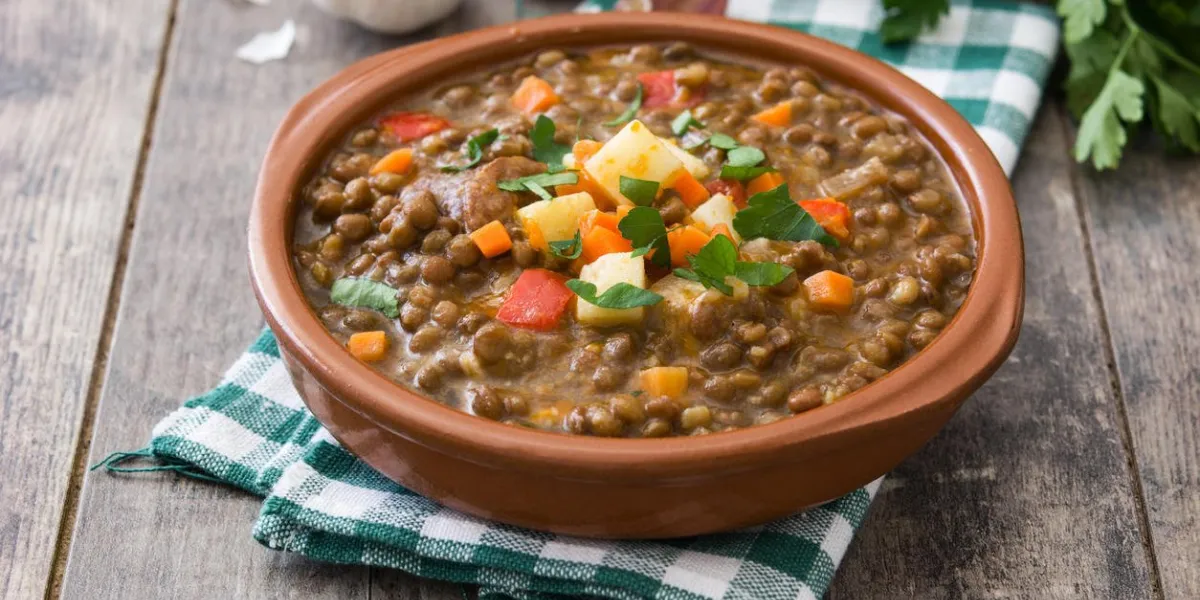 soupe de lentilles dans un bol sur fond en bois