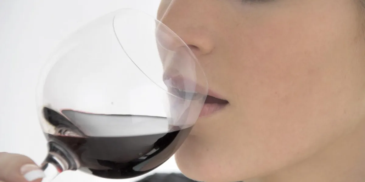 femme avec un verre de vin rouge