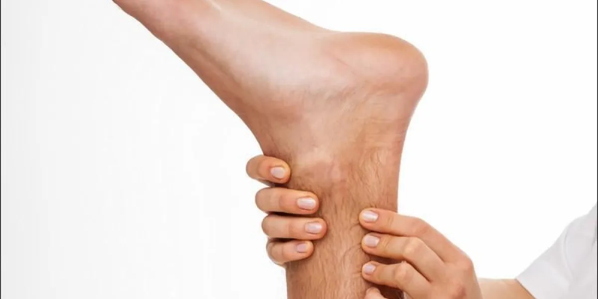 gros plan, kinésithérapeute, palpation, tendon d'achille