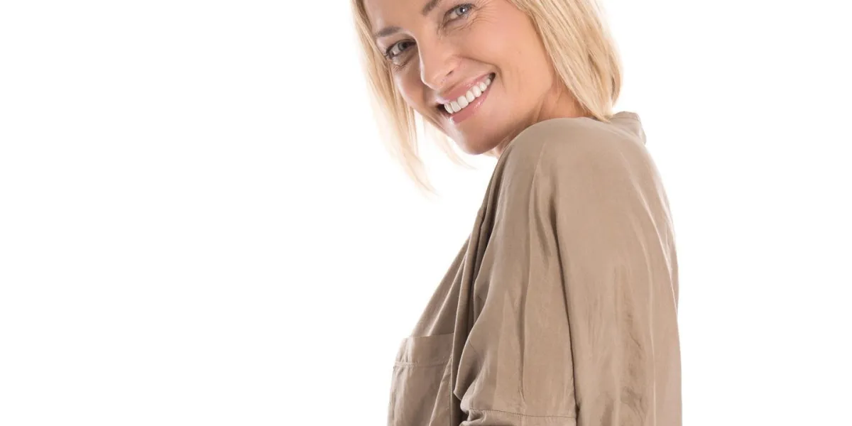 portrait d'une belle femme âgée autour du